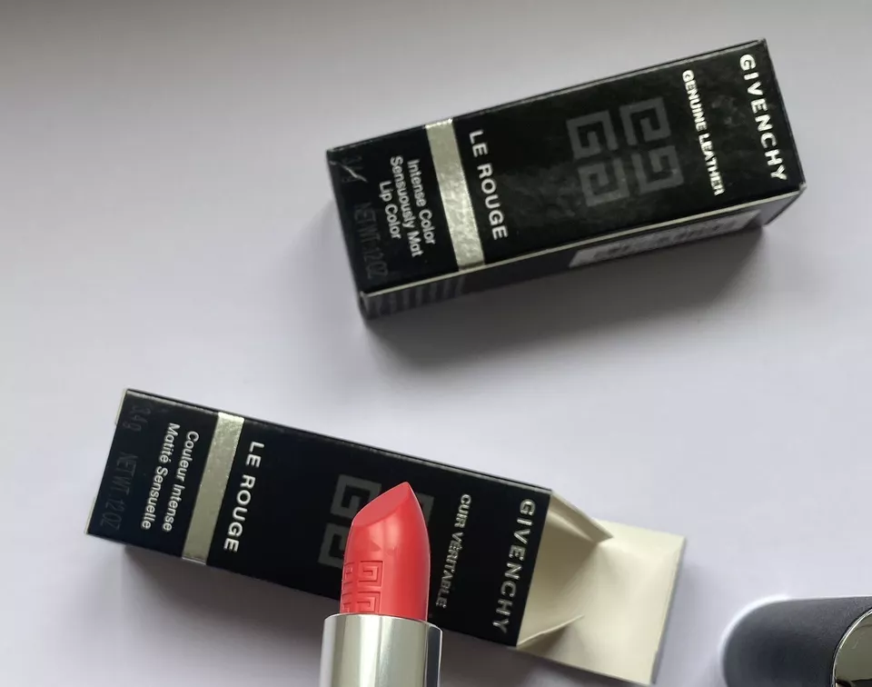 Givenchy Le Rouge Lipstick   – Best Price in Dubai at  119.00 AED 